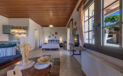 ein Wohnzimmer mit Sofa und Tisch in der Unterkunft Earino in Kato Asites