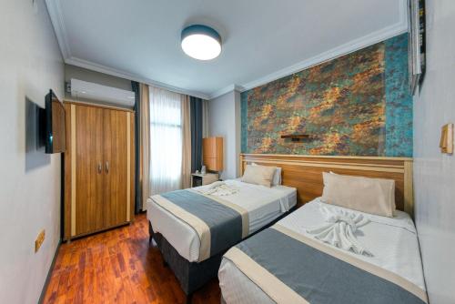 una camera d'albergo con due letti e un quadro sulla parete di Fors Hotel Sultanahmet a Istanbul