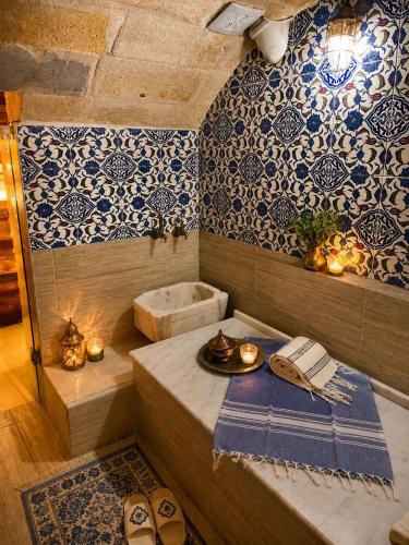 a small bathroom with a tub and a bath tub at Zuwinasa House Hotel in Avanos
