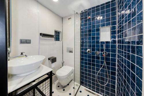un bagno con WC, lavandino e doccia di Fors Hotel Sultanahmet a Istanbul