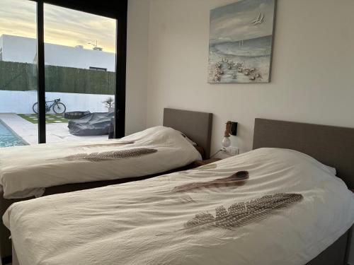 two beds sitting next to each other in a bedroom at Casa Calma in Calasparra