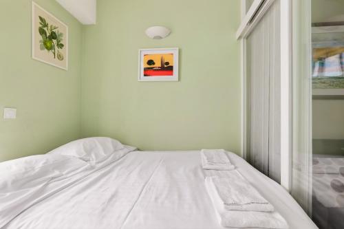 Cozy 1BR flat with balcony - 5 min to tram station