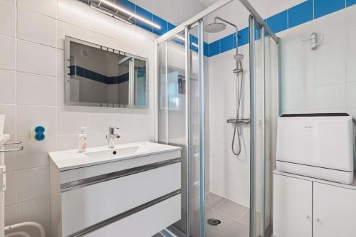 Cozy 1BR flat with balcony - 5 min to tram station