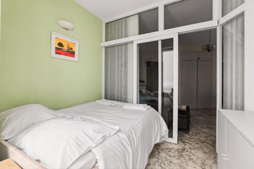 Cozy 1BR flat with balcony - 5 min to tram station