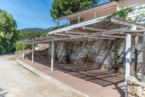 a wooden pergola on the side of a building at Appartamenti Le Solane - Goelba in Marmi