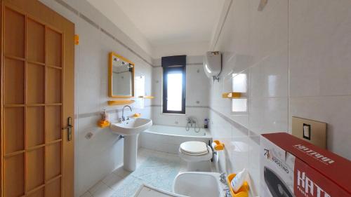a bathroom with a sink and a toilet and a tub at La quiete dell'Ammiraglio 1 in Ioppolo