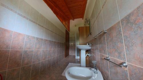 a bathroom with a toilet and a sink at La quiete dell'Ammiraglio 2 in Ioppolo