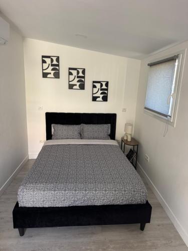 a bedroom with a large bed in a room at Studio Bruges centre-ville in Bruges
