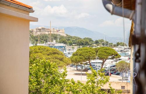 Beautiful authentic apartment in the heart of old Antibes photo 4