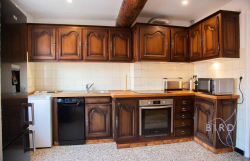 Beautiful authentic apartment in the heart of old Antibes photo 3