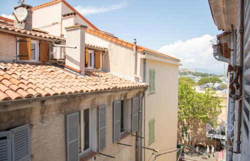 Beautiful authentic apartment in the heart of old Antibes photo 8
