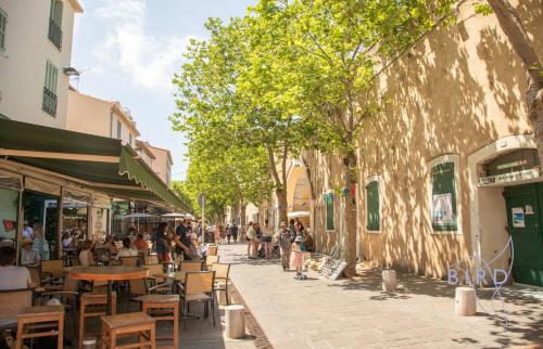 Beautiful authentic apartment in the heart of old Antibes photo 14