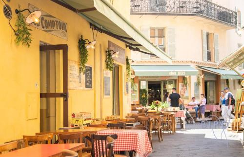 Beautiful authentic apartment in the heart of old Antibes photo 15