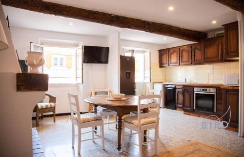 Beautiful authentic apartment in the heart of old Antibes photo 16