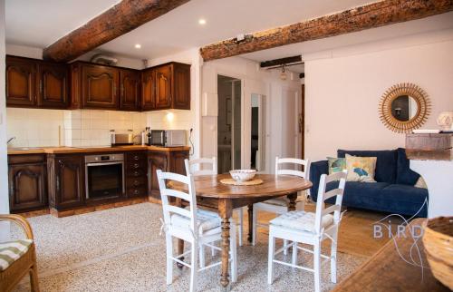 Beautiful authentic apartment in the heart of old Antibes photo 17