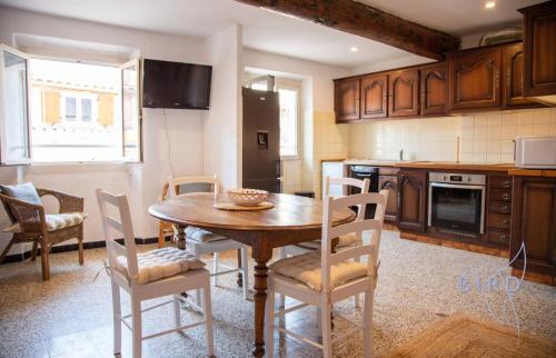 Beautiful authentic apartment in the heart of old Antibes photo 18