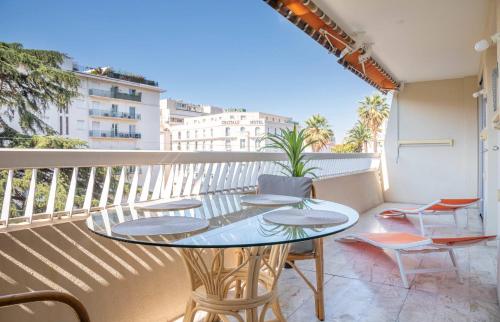 Rue d'Antibes Cannes Bright apartment with terrace