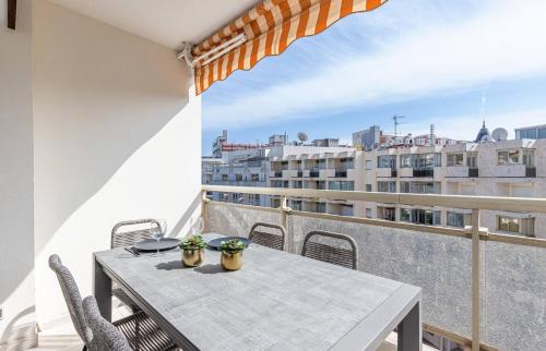 3 High-End Rooms Central