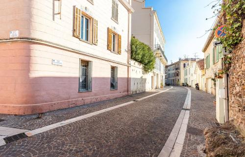Atypical apartment old town in Cannes large terrace