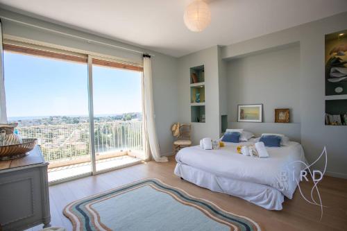 Smart flat in Antibes sea view AC parking and pool