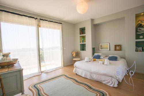 Smart flat in Antibes sea view AC parking and pool