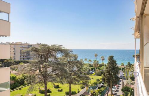Cozy renovated apartment with sea view