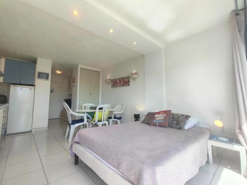Studio 106, Port Vénus au village naturiste
