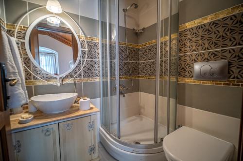ein Badezimmer mit Dusche, Toilette und Waschbecken in der Unterkunft Hotel Des Etrangers - Special Category in Canakkale