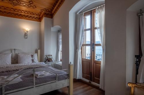 ein Schlafzimmer mit einem Bett und einem großen Fenster in der Unterkunft Hotel Des Etrangers - Special Category in Canakkale