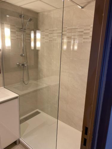 CAP HERMES PORT FREJUS VUE MER ET PORT PIEDS DANS L'EAU piscine pkg