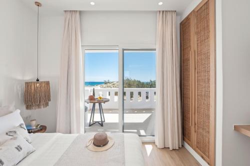 ein Schlafzimmer mit Bett und Meerblick in der Unterkunft Almiriki Naxos Beachside Living in Plaka