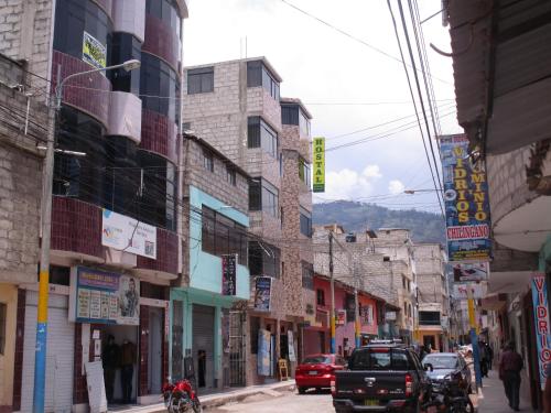 AbancayにあるHostal Arcangelの車や建物が並ぶ賑やかな街道