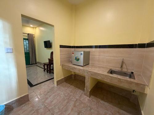 a bathroom with a sink and a mirror at Mohachey Guesthouse in Phumĭ Bavĕt (2)