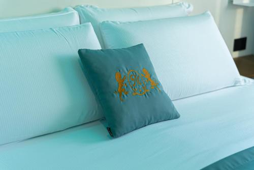 ein weißes Bett mit zwei Kissen darauf in der Unterkunft Hotel Max in Aversa