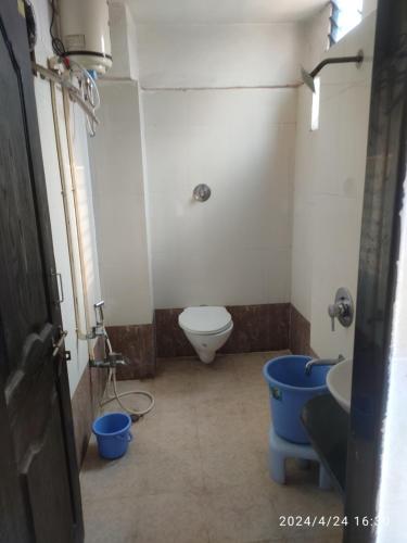 a small bathroom with a toilet and a bidet at Hotel heena in Bīr