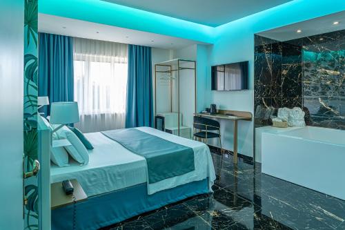 ein Hotelzimmer mit Bett und Badezimmer in der Unterkunft Hotel Max in Aversa