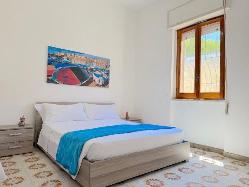 a bedroom with a bed and a window at Baia Verde - Dimitri House in Baia Verde