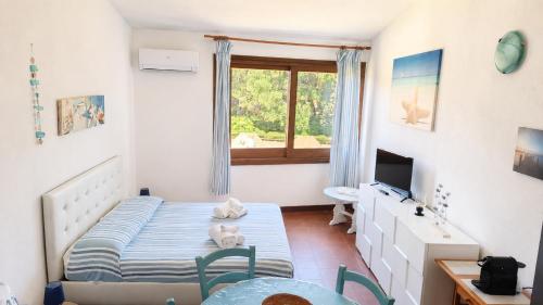 a small bedroom with a bed and a window at Le case di Stella Maris in Palau