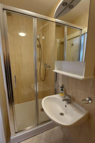 Apartment Helles Studioappartement mit großem Balkon by Interhome