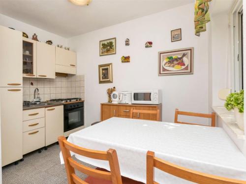 Apartment Ruhiggelegenes Apartment mit Terrasse in Strandnähe by Interhome