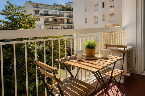 Nice fully equipped studio with comfortable AC