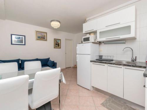 Apartment Appartement in Okrug Gornji mit Großer Terrasse by Interhome