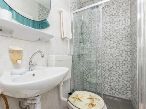 Apartment Appartement in Okrug Gornji mit Großer Terrasse by Interhome