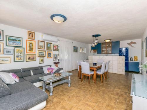 Apartment Ruhiggelegenes Apartment mit Terrasse in Strandnähe by Interhome
