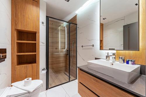 a bathroom with a sink and a shower at Bliss Residance in Altınkum