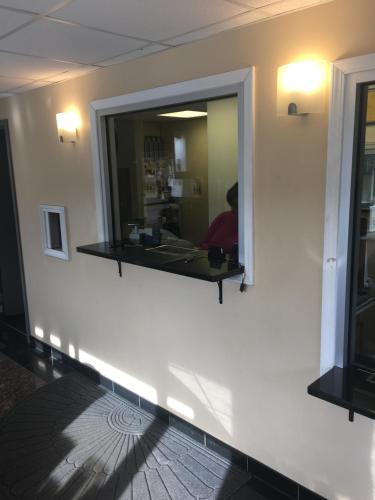 Ein Sitzbereich in der Unterkunft Midway Inn & Suites