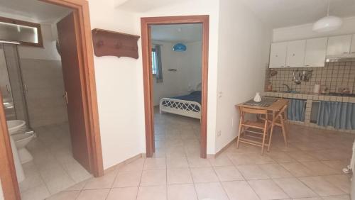 a room with a kitchen and a table and a bed at Case Vacanze Tropea La Pinnata in Tropea