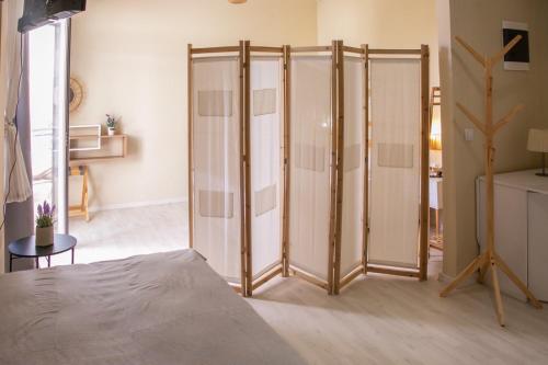 ein Schlafzimmer mit Glastüren in einem Zimmer in der Unterkunft Aerides Studios in Methana