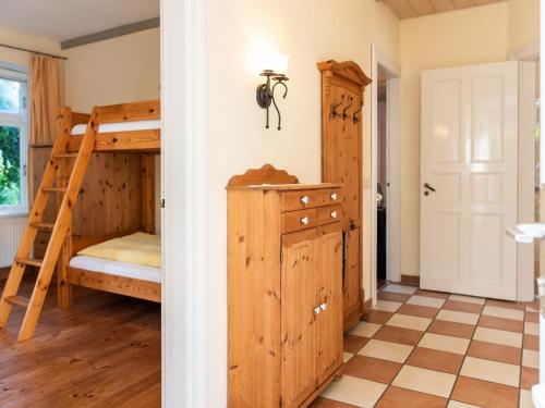 ein Zimmer mit einem Etagenbett und einer Leiter in der Unterkunft Thielsenhof in Dollerup