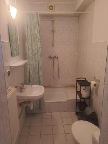 a bathroom with a tub and a sink and a toilet at Pokoje gościnne in Lubniewice